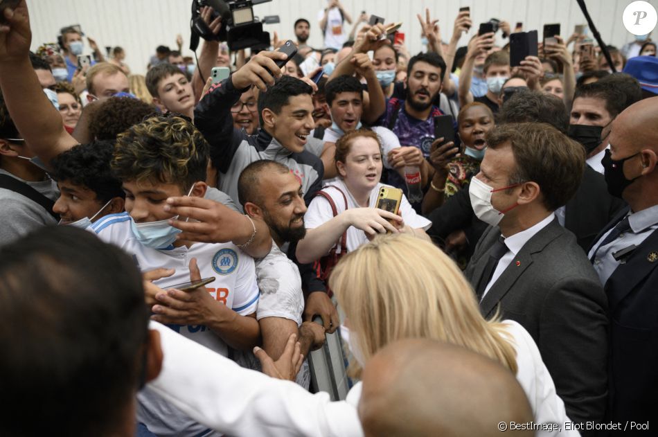 Déambulation à Villers-Cotterêts - Le président Emmanuel Macron et sa femme Brigitte visitent le chantier du Château de Villers-Cotterêts dans l'Aisne le 17 juin 2021. © Eliot Blondet / Pool / Bestimage