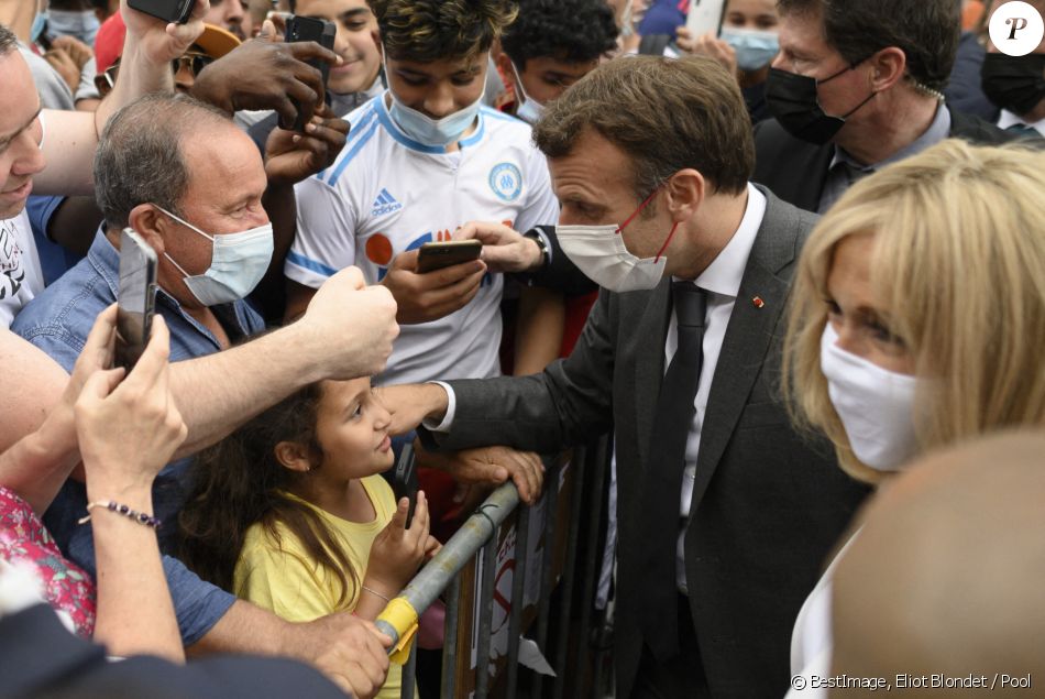 Déambulation à Villers-Cotterêts - Le président Emmanuel Macron et sa femme Brigitte visitent le chantier du Château de Villers-Cotterêts dans l'Aisne le 17 juin 2021. © Eliot Blondet / Pool / Bestimage