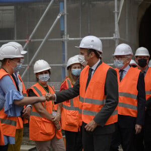 Le président Emmanuel Macron et sa femme Brigitte visitent le chantier du Château de Villers-Cotterêts dans l'Aisne le 17 juin 2021. © Eliot Blondet / Pool / Bestimage