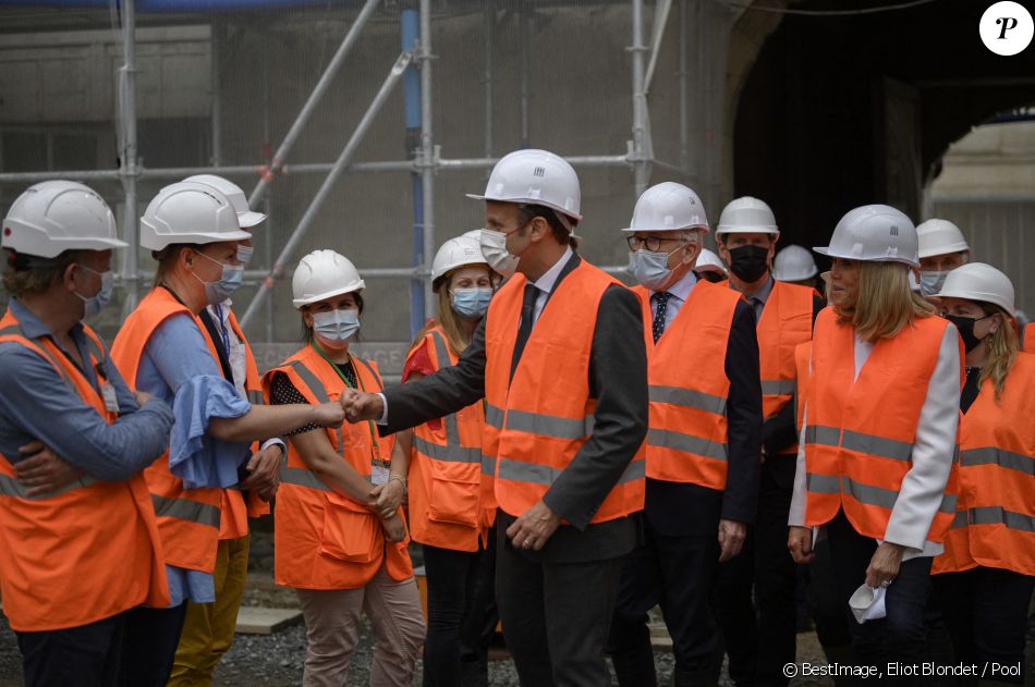 Le président Emmanuel Macron et sa femme Brigitte visitent le chantier du Château de Villers-Cotterêts dans l'Aisne le 17 juin 2021. © Eliot Blondet / Pool / Bestimage
