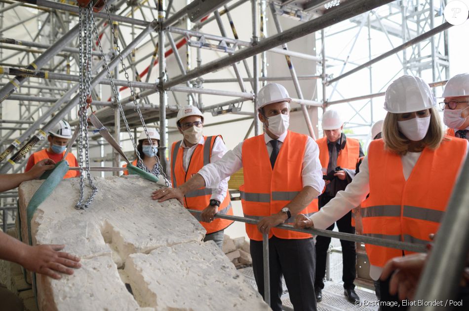Le président Emmanuel Macron et sa femme Brigitte visitent le chantier du Château de Villers-Cotterêts dans l'Aisne le 17 juin 2021. © Eliot Blondet / Pool / Bestimage