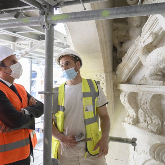 Le président Emmanuel Macron et sa femme Brigitte visitent le chantier du Château de Villers-Cotterêts dans l'Aisne le 17 juin 2021. © Eliot Blondet / Pool / Bestimage