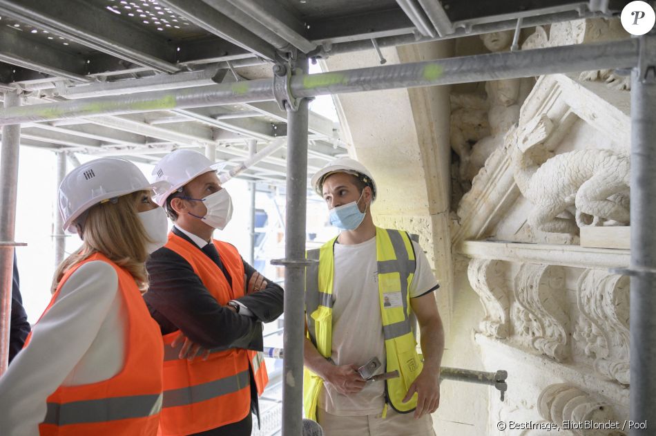 Le président Emmanuel Macron et sa femme Brigitte visitent le chantier du Château de Villers-Cotterêts dans l'Aisne le 17 juin 2021. © Eliot Blondet / Pool / Bestimage