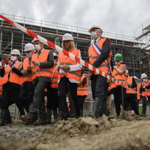 Le président Emmanuel Macron et sa femme Brigitte visitent le chantier du Château de Villers-Cotterêts dans l'Aisne le 17 juin 2021. © Eliot Blondet / Pool / Bestimage