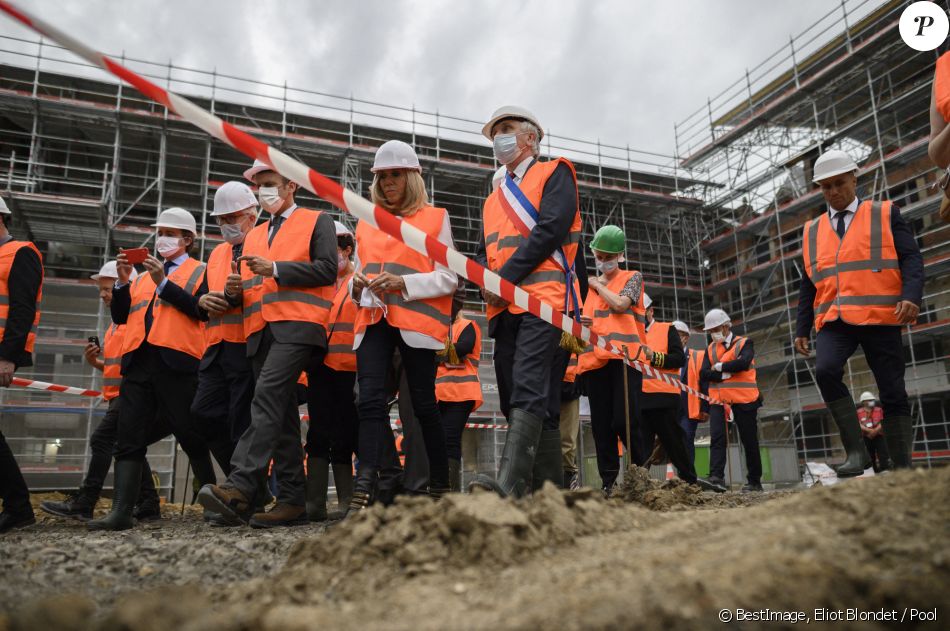 Le président Emmanuel Macron et sa femme Brigitte visitent le chantier du Château de Villers-Cotterêts dans l'Aisne le 17 juin 2021. © Eliot Blondet / Pool / Bestimage