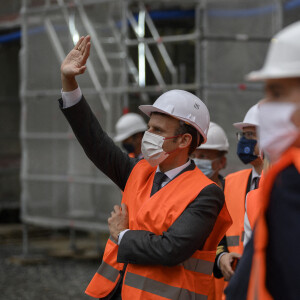 Le président Emmanuel Macron sur e chantier du Château de Villers-Cotterêts dans l'Aisne le 17 juin 2021. © Eliot Blondet / Pool / Bestimage