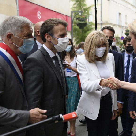 Déambulation à Château-Thierry - Le président Emmanuel Macron et sa femme Brigitte visitent la maison natale de Jean de La Fontaine à Château-Thierry le 17 juin 2021. © Eliot Blondet / Pool / Bestimage