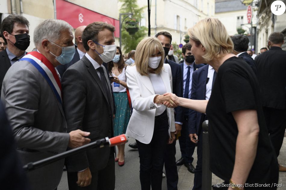 Déambulation à Château-Thierry - Le président Emmanuel Macron et sa femme Brigitte visitent la maison natale de Jean de La Fontaine à Château-Thierry le 17 juin 2021. © Eliot Blondet / Pool / Bestimage