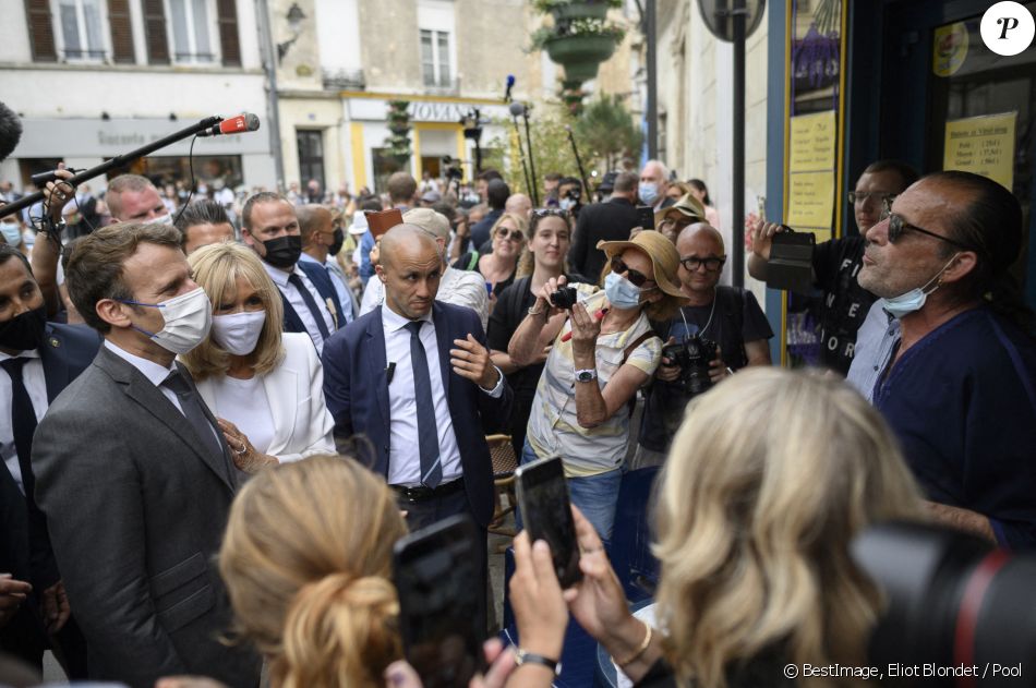 Déambulation à Château-Thierry - Le président Emmanuel Macron et sa femme Brigitte visitent la maison natale de Jean de La Fontaine à Château-Thierry le 17 juin 2021. © Eliot Blondet / Pool / Bestimage