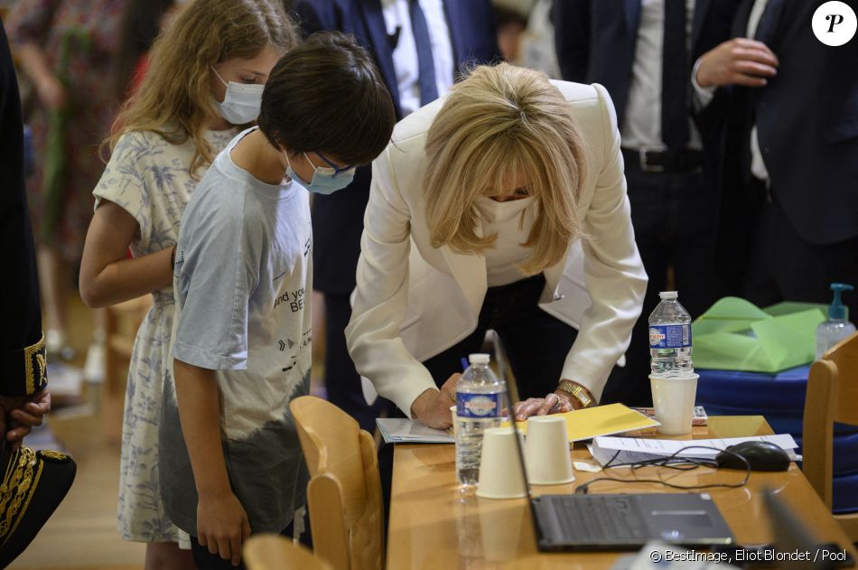 Echanges avec des élèves autour de Jean de La Fontaine et de la lecture - Le président Emmanuel Macron et sa femme Brigitte visitent la maison natale de Jean de La Fontaine à Château-Thierry le 17 juin 2021. © Eliot Blondet / Pool / Bestimage