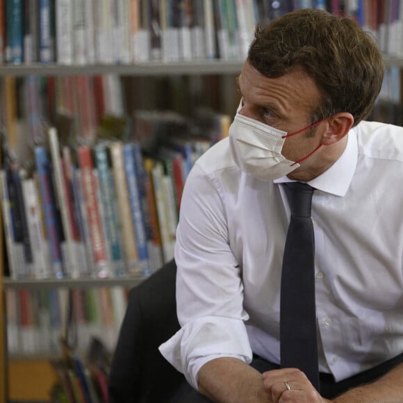 Echanges avec des élèves autour de Jean de La Fontaine et de la lecture - Le président Emmanuel Macron et sa femme Brigitte visitent la maison natale de Jean de La Fontaine à Château-Thierry le 17 juin 2021. © Eliot Blondet / Pool / Bestimage