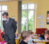 Le président de la République française Emmanuel Macron visite l'école élémentaire de Poix de Picardie, France, le 17 juin 2021. © Jacques Witt/Pool/Bestimage