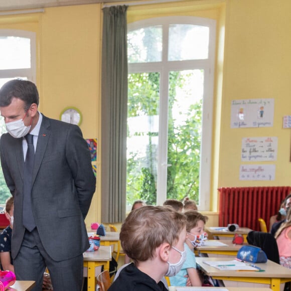 Le président de la République française Emmanuel Macron visite l'école élémentaire de Poix de Picardie, France, le 17 juin 2021. © Jacques Witt/Pool/Bestimage