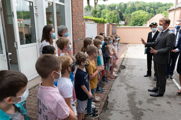 Le président de la République française Emmanuel Macron visite l'école élémentaire de Poix de Picardie, France. © Jacques Witt/Pool/Bestimage