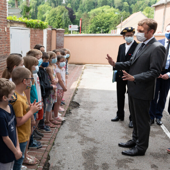 Le président de la République française Emmanuel Macron visite l'école élémentaire de Poix de Picardie, France. © Jacques Witt/Pool/Bestimage