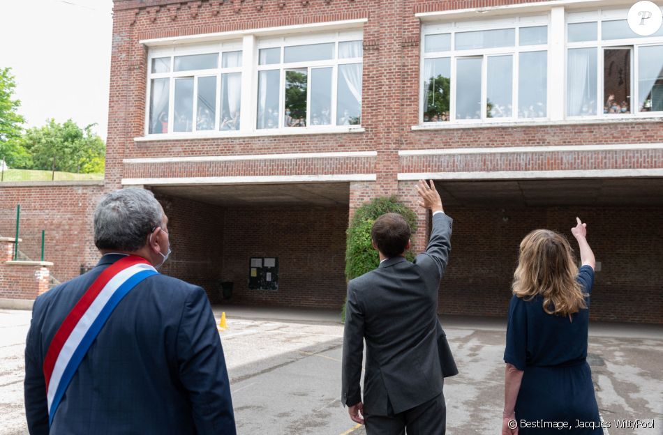 Le président de la République française Emmanuel Macron visite l'école élémentaire de Poix de Picardie, France, le 17 juin 2021. © Jacques Witt/Pool/Bestimage