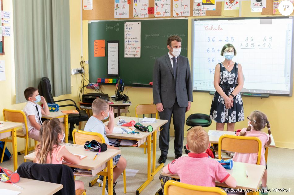 Le président de la République française Emmanuel Macron visite l'école élémentaire de Poix de Picardie, France, le 17 juin 2021. © Jacques Witt/Pool/Bestimage