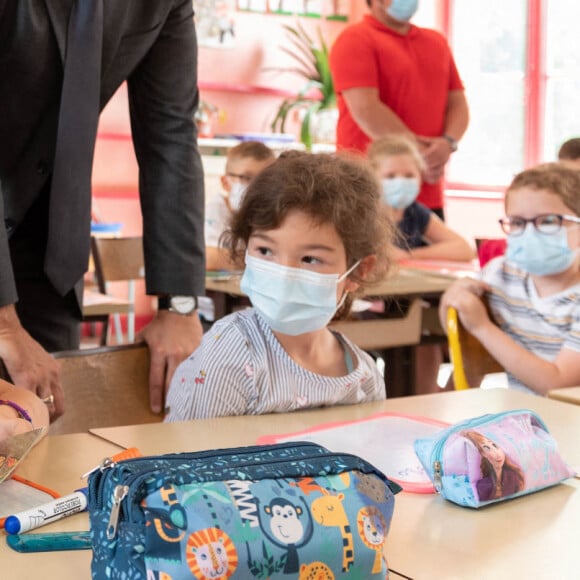 Le président de la République française Emmanuel Macron visite l'école élémentaire de Poix de Picardie, France, le 17 juin 2021. © Jacques Witt/Pool/Bestimage