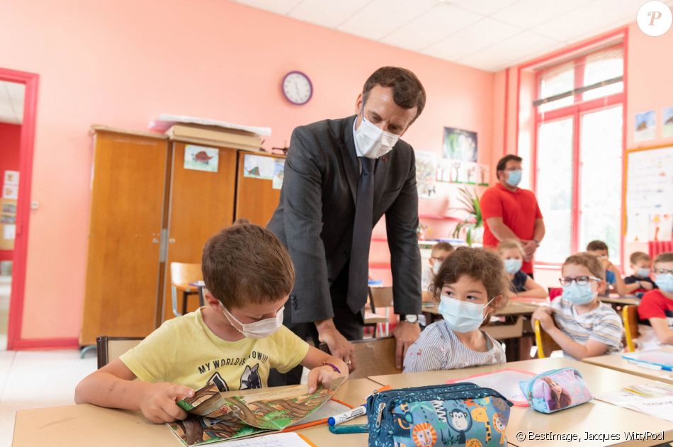 Le président de la République française Emmanuel Macron visite l'école élémentaire de Poix de Picardie, France, le 17 juin 2021. © Jacques Witt/Pool/Bestimage