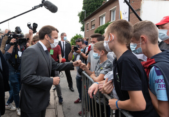 Le président de la République française Emmanuel Macron visite l'école élémentaire de Poix de Picardie, France, le 17 juin 2021. © Jacques Witt/Pool/Bestimage