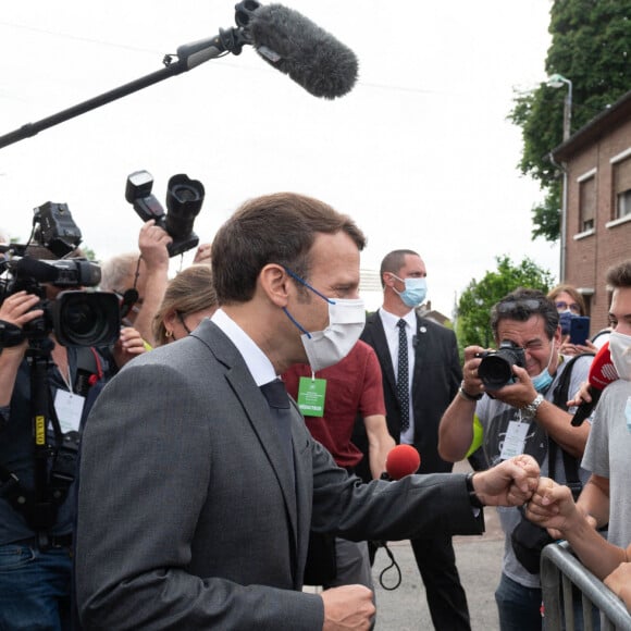 Le président de la République française Emmanuel Macron visite l'école élémentaire de Poix de Picardie, France, le 17 juin 2021. © Jacques Witt/Pool/Bestimage