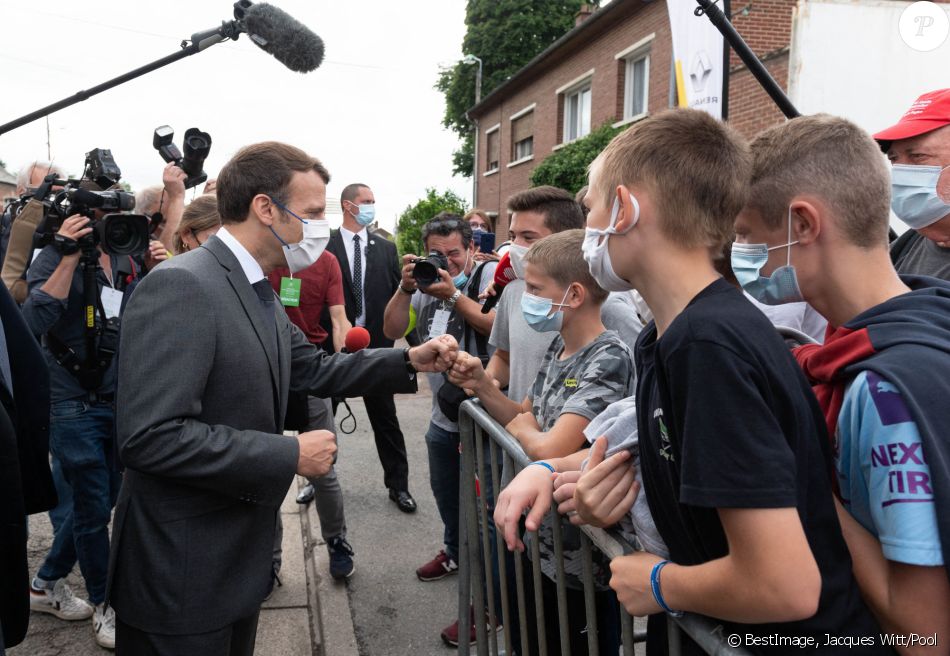 Le président de la République française Emmanuel Macron visite l'école élémentaire de Poix de Picardie, France, le 17 juin 2021. © Jacques Witt/Pool/Bestimage