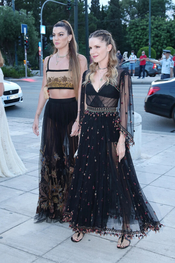 Eugenie Niarchos et Bianca Brandolini - Arrivées au défilé de mode Dior Cruise 2022 au stade Panathenaic à Athènes. Le 17 juin 2021