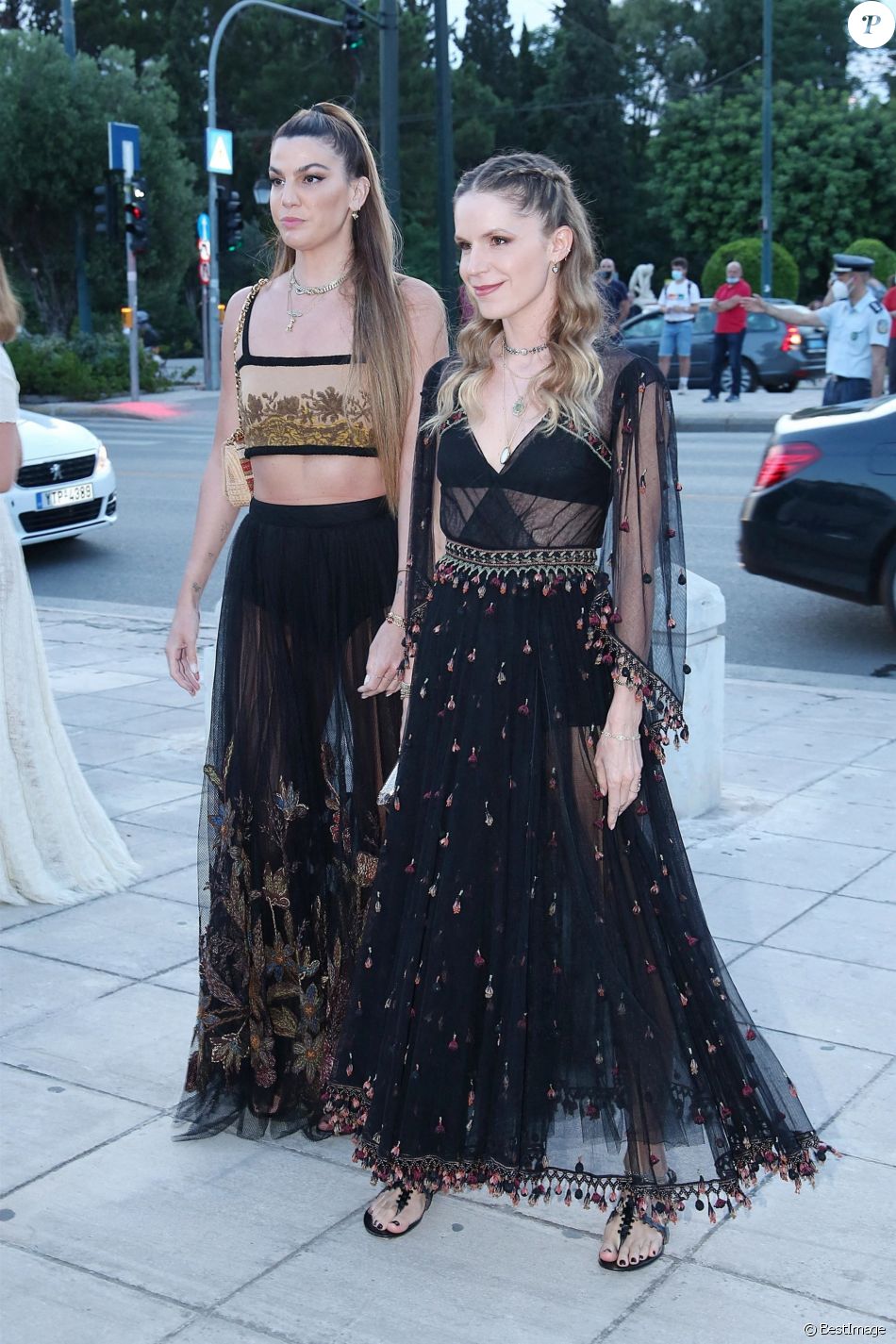 Eugenie Niarchos et Bianca Brandolini - Arrivées au défilé de mode Dior Cruise 2022 au stade Panathenaic à Athènes. Le 17 juin 2021