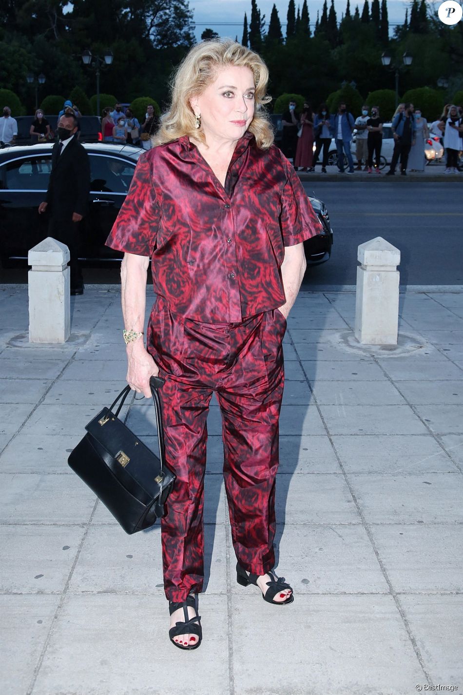 Catherine Deneuve - Arrivées au défilé de mode Dior Cruise 2022 au stade Panathenaic à Athènes. Le 17 juin 2021