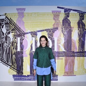 Amira Casar au défilé de mode Dior Cruise 2022, au stade Panathenaic à Athènes. Le 17 juin 2021