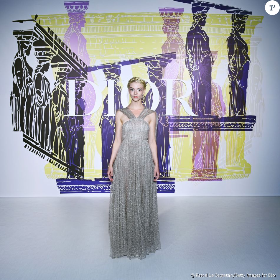 Anya Taylor-Joy au défilé de mode Dior Cruise 2022, au stade Panathenaic à Athènes. Le 17 juin 2021