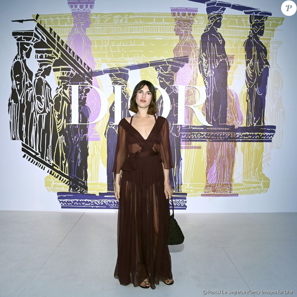 Jeanne Damas au défilé de mode Dior Cruise 2022, au stade Panathenaic à Athènes. Le 17 juin 2021
