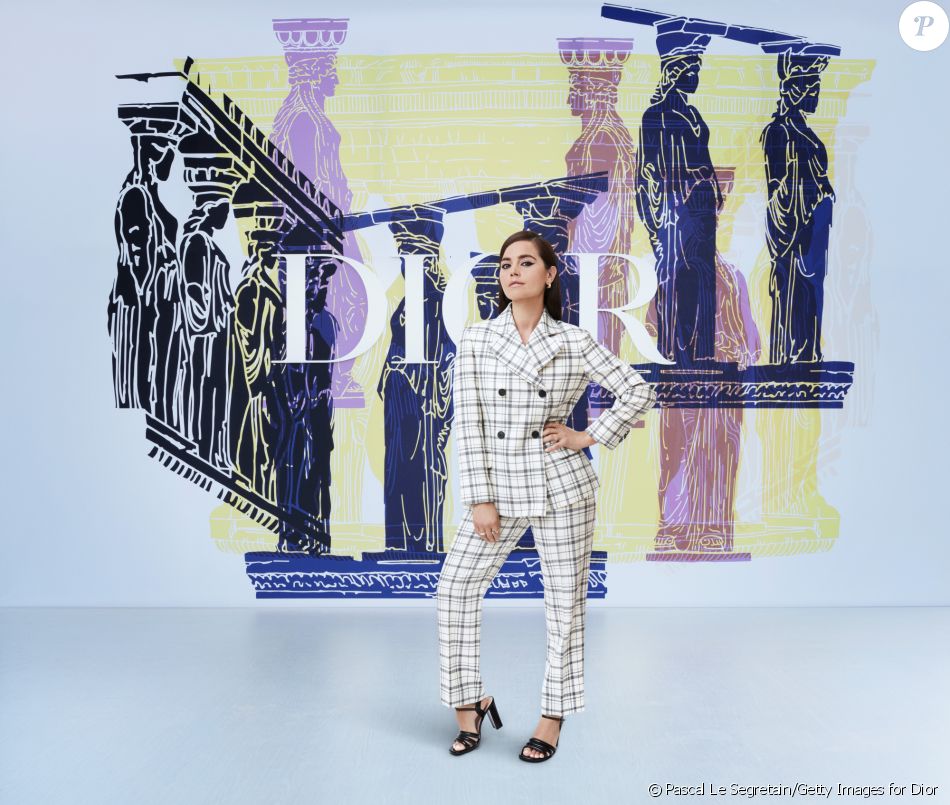Jenna Coleman au défilé de mode Dior Cruise 2022, au stade Panathenaic à Athènes. Le 17 juin 2021