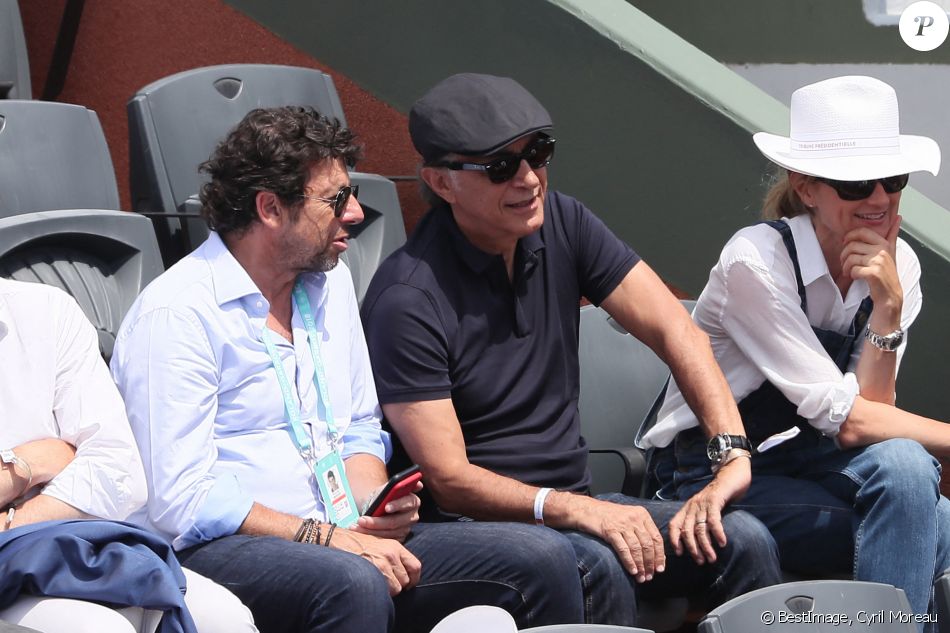 Patrick Bruel, Richard Berry et sa femme Pascale Louange - People dans les tribunes des Internationaux de France de Tennis de Roland Garros à Paris. Le 8 juin 2018 © Cyril Moreau / Bestimage