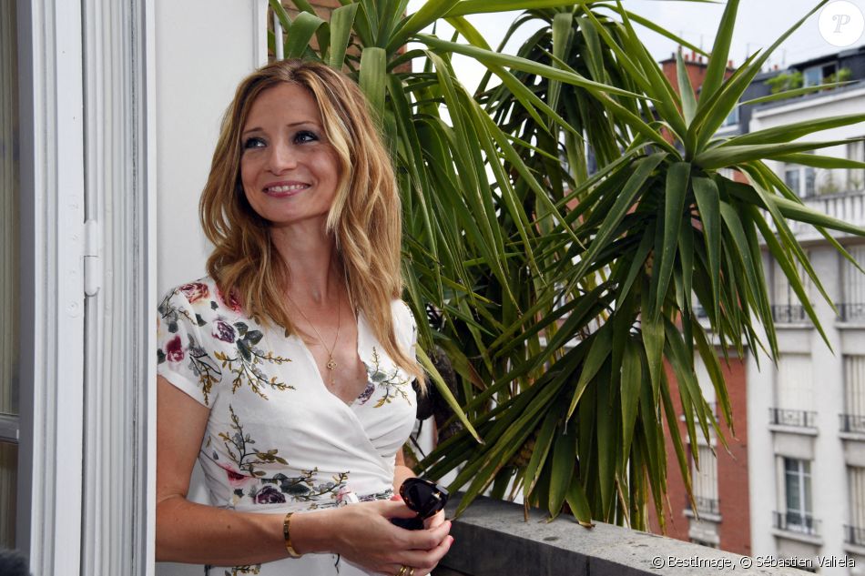 Carole Carat, la soeur de Fabienne Carat, intègre l'équipe de décoratrices d'intérieur de l'émission "Maison à vendre". © Sébastien Valiela / Bestimage