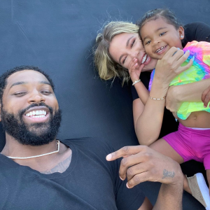 Tristan Thompson, Khloé Kardashian et leur fille True. Juin 2020.