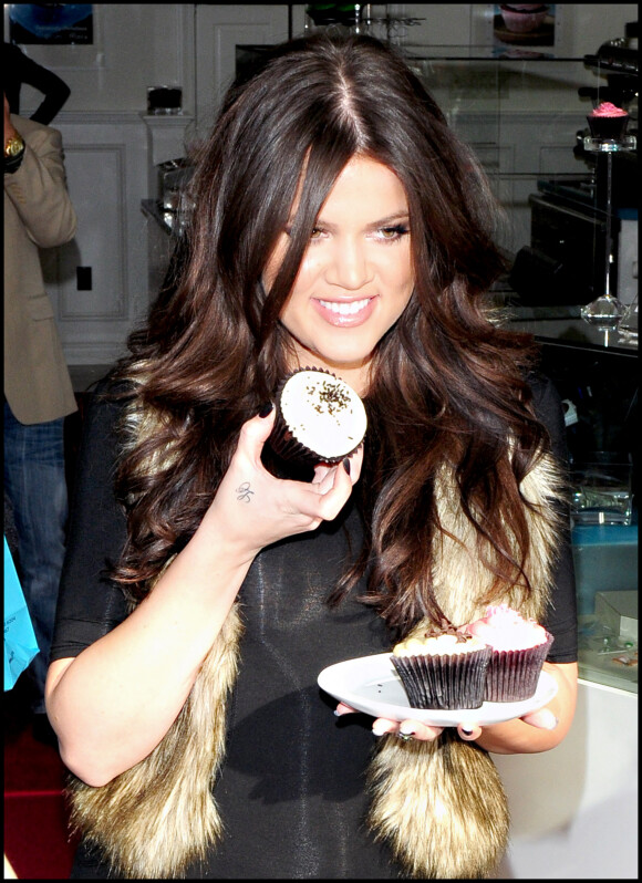 Khloé Kardashian vend des cupcakes à Beverly Hills.