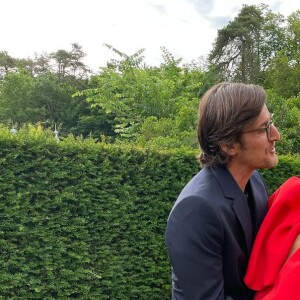 Valérie Bègue et son compagnon Georges Yates complices au mariage de Chloé Mortaud