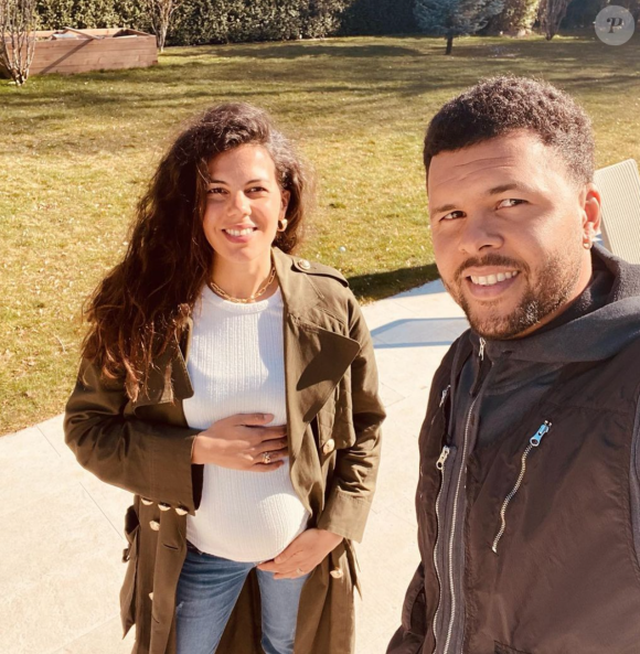 Jo-Wilfried Tsonga et son épouse Noura, enceinte de leur deuxième enfant. Mars 2021.