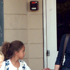 Michelle Pfeiffer et ses enfants Claudia Rose et John Henry à Los Angeles, en octobre 2001.