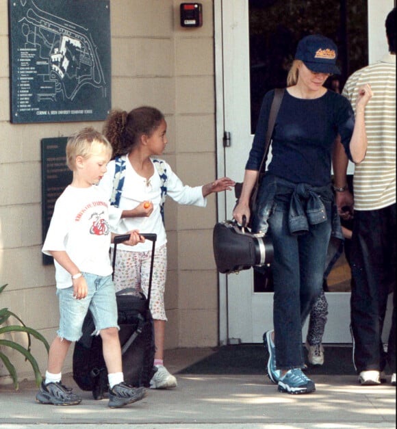 Michelle Pfeiffer et ses enfants Claudia Rose et John Henry à Los Angeles, en octobre 2001.