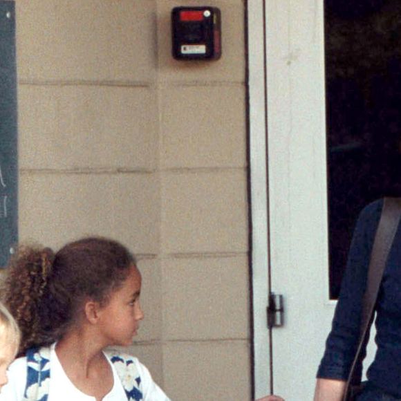 Michelle Pfeiffer et ses enfants Claudia Rose et John Henry à Los Angeles, en octobre 2001.