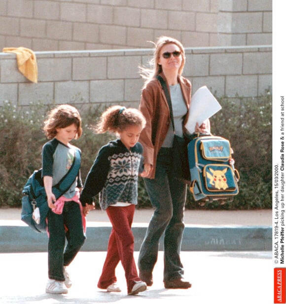 Michelle Pfeiffer et ses enfants Claudia Rose et John Henry à Los Angeles, en mars 2000.