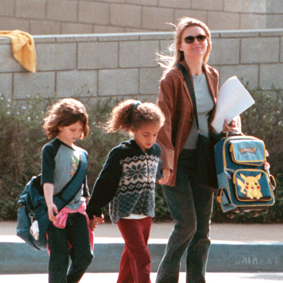 Michelle Pfeiffer et ses enfants Claudia Rose et John Henry à Los Angeles, en mars 2000.