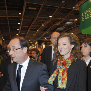 François Hollande et Valérie Trierweiler au Salon du livre à la porte de Versailles, à Paris, en 2012.