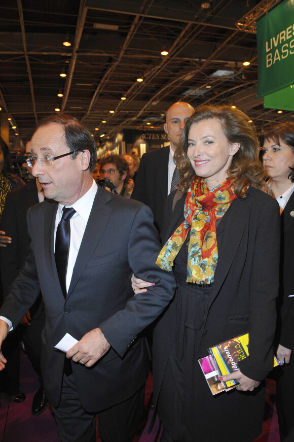 François Hollande et Valérie Trierweiler au Salon du livre à la porte de Versailles, à Paris, en 2012.