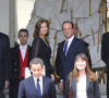 Passation de pouvoir entre Nicolas Sarkozy et son remplaçant, le président de la République François Hollande, au palais de l'Elysée le 15 mai 2012. Leurs compagnes respectives Valérie Trierweiler et Carla Bruni étaient présentes.