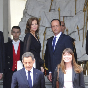 Passation de pouvoir entre Nicolas Sarkozy et son remplaçant, le président de la République François Hollande, au palais de l'Elysée le 15 mai 2012. Leurs compagnes respectives Valérie Trierweiler et Carla Bruni étaient présentes.