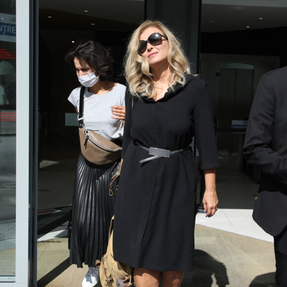 Exclusif - Valérie Trierweiler enfourche son vélo à la sortie des studios RTL à Neuilly-sur-Seine le 21 septembre 2020.