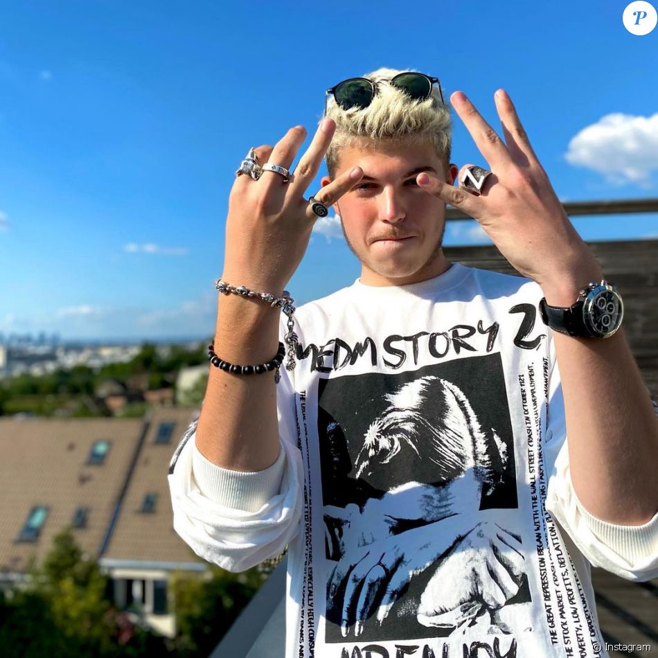 Enzo Castaldi, fils de Benjamin Castaldi et Flavie Flament, se lance dans le rap sous le nom de "La Zoz".